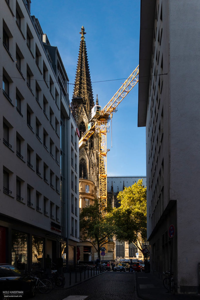 Straßenschlucht mit Blick auf den Kölner Dom